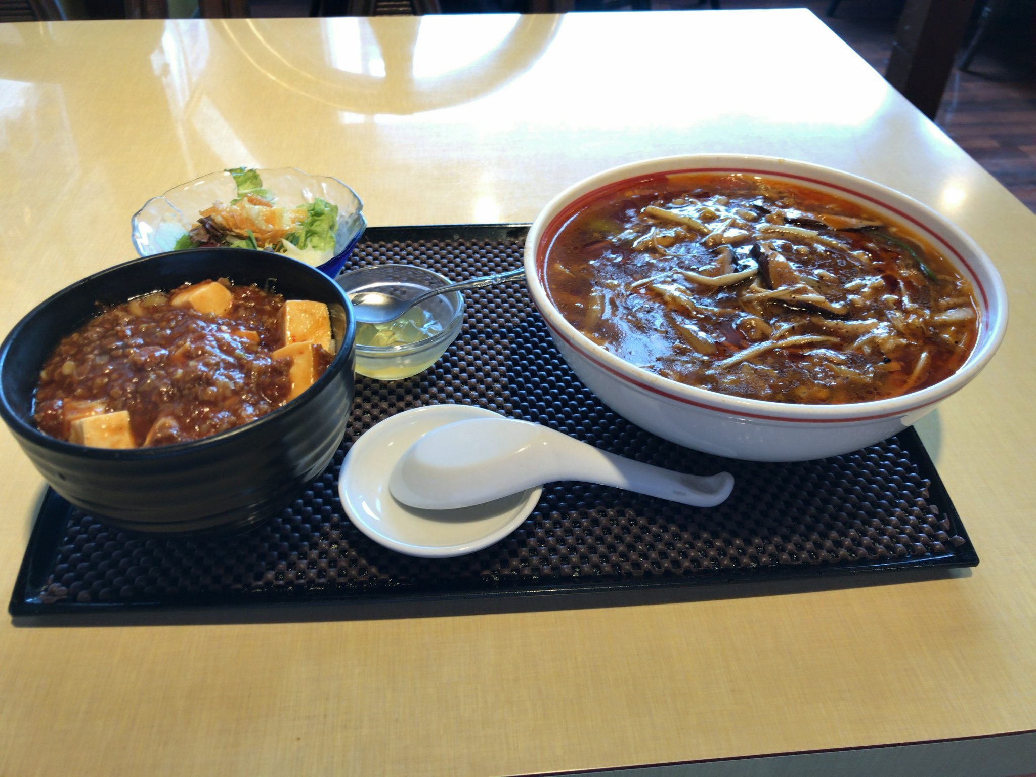 サンラータンメンと麻婆豆腐セットメニュー