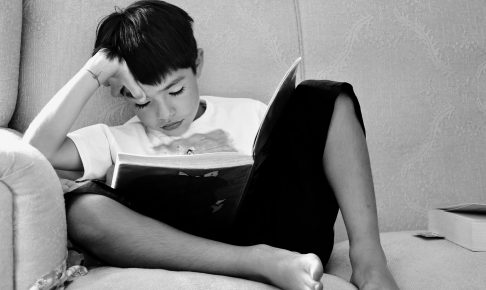 本を読む少年